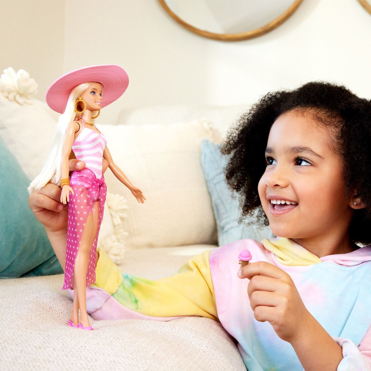 Papusa Barbie Beach Glam in Costum de Baie & Accesorii - Mattel - poza 3
